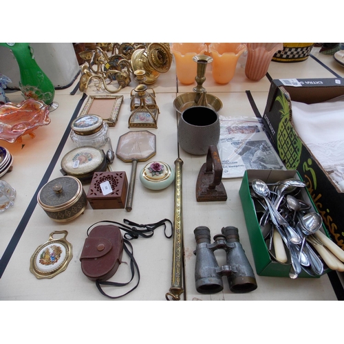 332 - A MIXED LOT TO INCLUDE DRESSING TABLE SETS, BINOCULARS, CUTLERY, BRASSWARE ETC