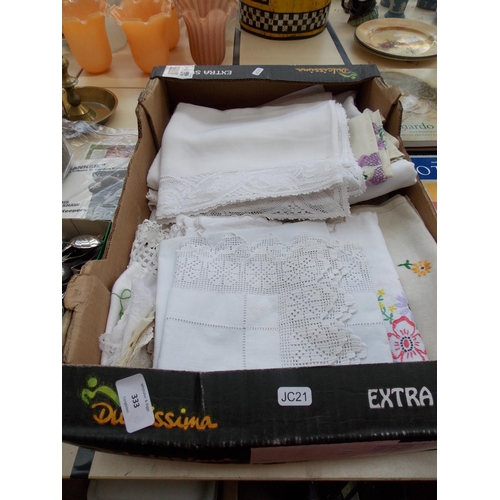 333 - A BOX CONTAINING MIXED VINTAGE TABLE LINEN