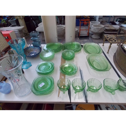 341 - A MIXED COLLECTION OF GLASSWARE TO INCLUDE CARNIVAL GLASS, GREEN GLASS, BLACKFRIARS VASE A/F ETC