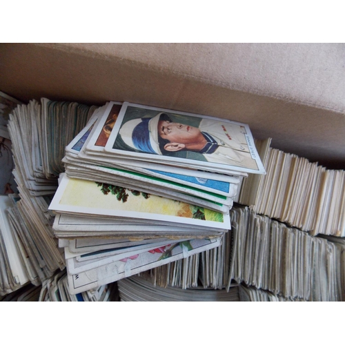 360 - A BOX CONTAINING VINTAGE CIGARETTE CARDS