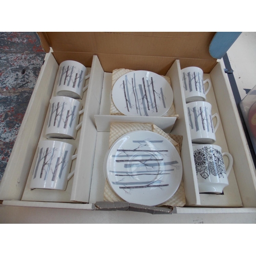 380 - A BOXED ELIZABETHAN FINE BONE CHINA TEA SET