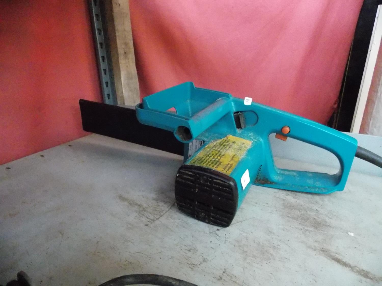 A BLUE BLACK AND DECKER DN401 ELECTRIC CHAIN SAW WITH 10 INCH BAR