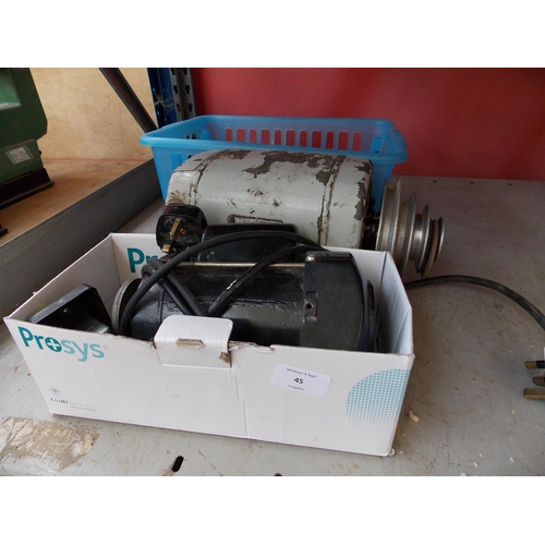 45 - THREE ITEMS TO INCLUDE A VINTAGE HOOVER MAINS ELECTRIC MOTOR AND ONE OTHER TOGETHER WITH A BOX CONTA... 