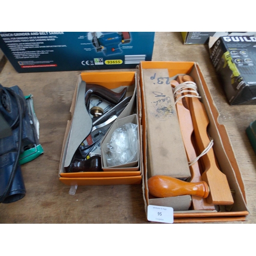 95 - TWO ITEMS TO INCLUDE A BOXED AS NEW STANLEY WOOD PLANE AND A BOXED WOODEN FRETSAW WITH BLADES