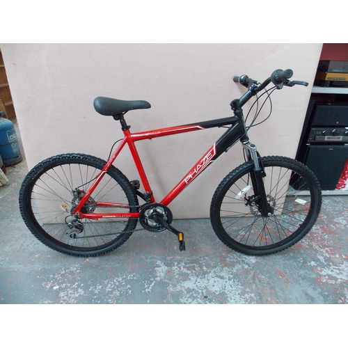 A BLACK AND RED APOLLO PHASE GENTS MOUNTAIN BIKE WITH FRONT