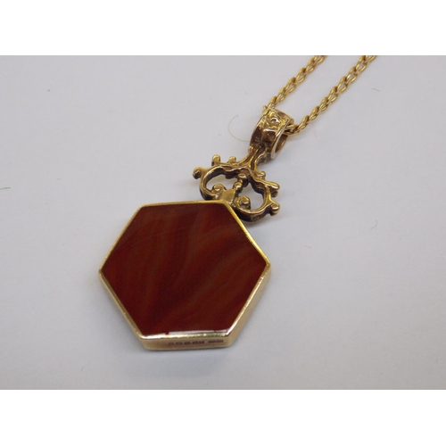 490 - A 9 CARAT GOLD AGATE PENDANT AND CHAIN