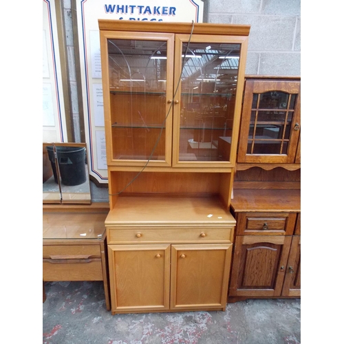 541 - A LIGHT MAHOGANY DISPLAY CABINET WITH TWO GLASS DOORS, ONE DRAWER AND TWO LOWER DOORS