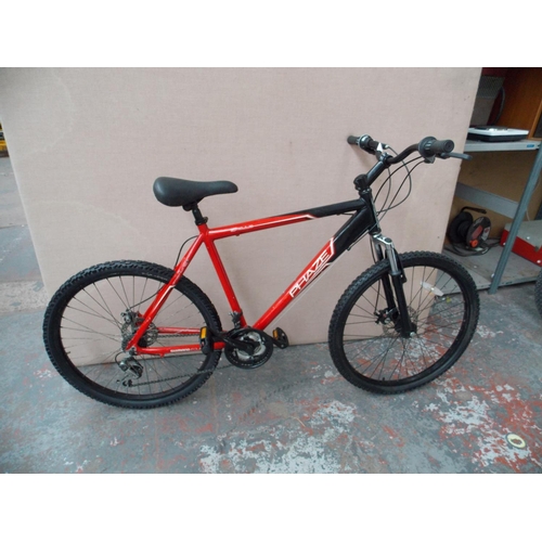 9 - A BLACK AND RED APOLLO PHASE GENTS MOUNTAIN BIKE WITH FRONT SUSPENSION, TWIN DISC BRAKES AND 18 SPEE... 