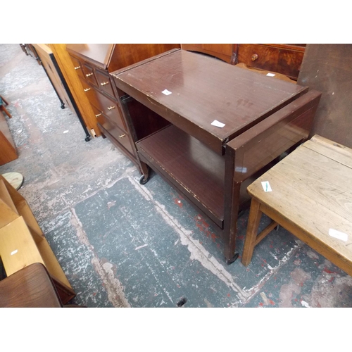 559 - A MAHOGANY DUMBWAITER