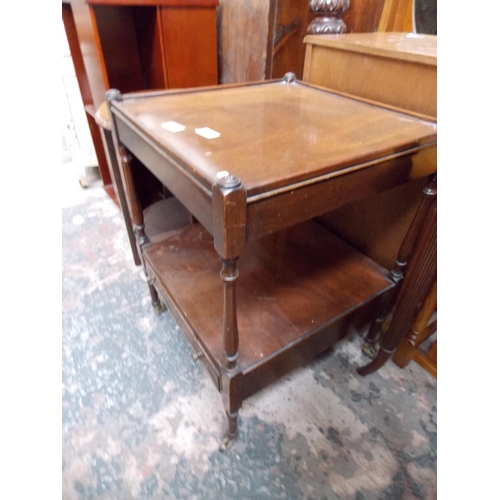 560 - AN EDWARDIAN MAHOGANY COFFEE TABLE ON FOUR BRASS MINIATURE CASTERS WITH ONE DRAWER