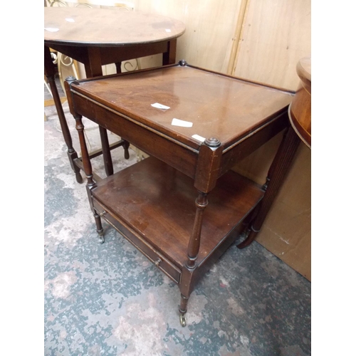 560 - AN EDWARDIAN MAHOGANY COFFEE TABLE ON FOUR BRASS MINIATURE CASTERS WITH ONE DRAWER