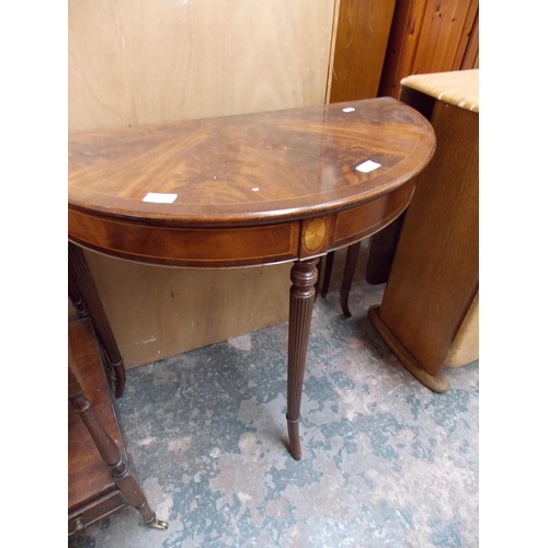 561 - A FLAMED MAHOGANY OVAL HALL TABLE WITH FAN INLAY AND THREE REEDED SUPPORTS