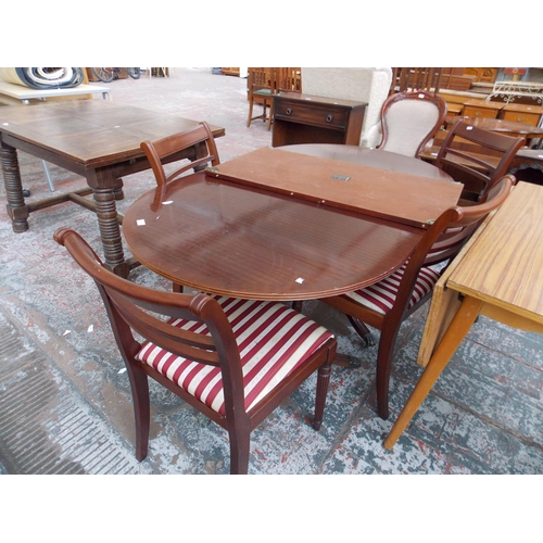 648 - A MEREDEW MAHOGANY DINING TABLE WITH FOUR MATCHING REGENCY STRIPED CHAIRS