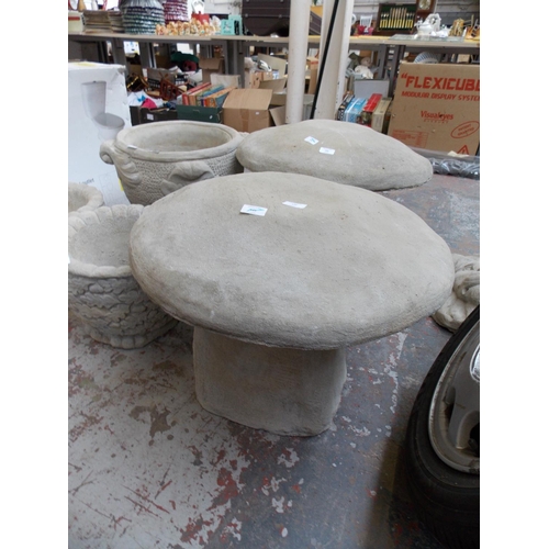 152 - A LARGE RECONSTITUTED STONE TOADSTOOL GARDEN ORNAMENT