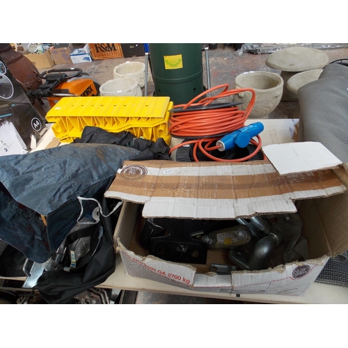 131 - A LARGE SELECTION OF CARAVAN EQUIPMENT TO INCLUDE ELECTRIC HOOK UP CABLE, TOWING BALLS, DIGITAL AERI... 