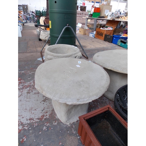 152 - A LARGE RECONSTITUTED STONE TOADSTOOL GARDEN ORNAMENT