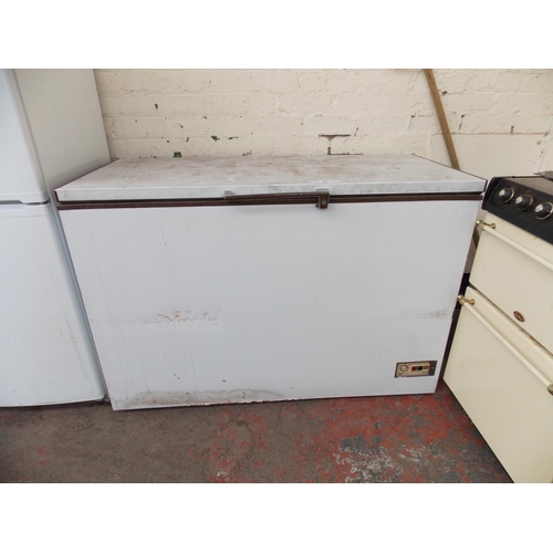 171 - A LARGE 130CM TOP LOADING CHEST FREEZER H/C