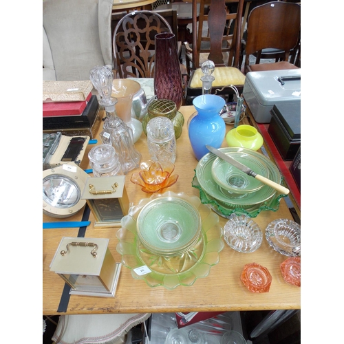 279 - A MIXED LOT TO INCLUDE COLLECTABLE GLASSWARE, TWO MANTLE CLOCKS ETC