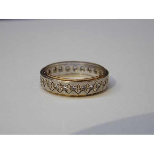 465 - A 9 CARAT GOLD YELLOW AND WHITE BAND - SIZE M 1/2