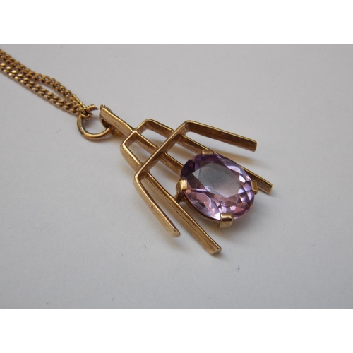 486 - A 9 CARAT GOLD ART DECO AMETHYST PENDANT AND CHAIN