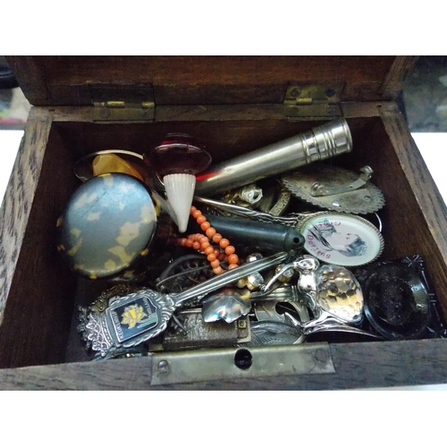 498 - A BOX CONTAINING MIXED CAP BADGES, SPOONS ETC