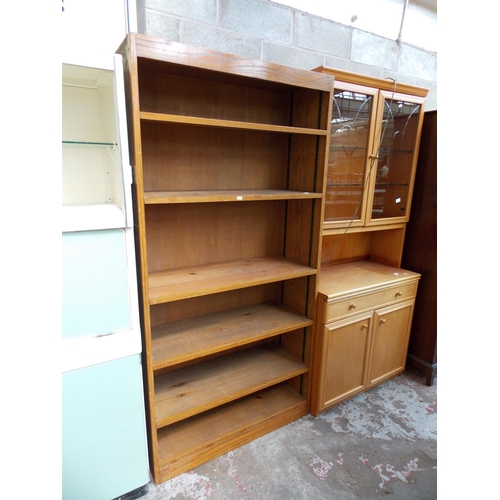 542 - AN OAK FREESTANDING FIVE SHELVED BOOKCASE