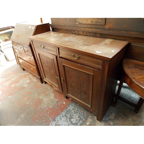 562 - AN OAK SIDEBOARD WITH TWO DRAWERS AND TWO DOORS