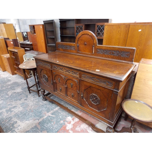 565 - A LARGE 1950'S OAK SIDEBOARD WITH TWO DOORS AND THREE DRAWERS