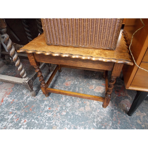 572 - AN OAK PIE CRUST EDGE SIDE TABLE AND A LLOYD LOOM LAUNDRY BASKET