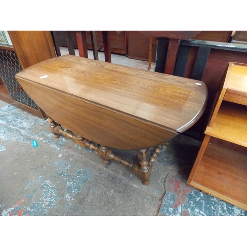 636 - A SMALL OAK DROP LEAF TABLE