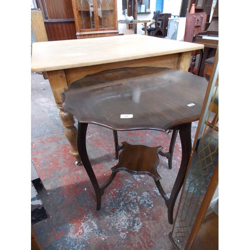 640 - A MAHOGANY SERPENTINE TOPPED OCCASIONAL TABLE