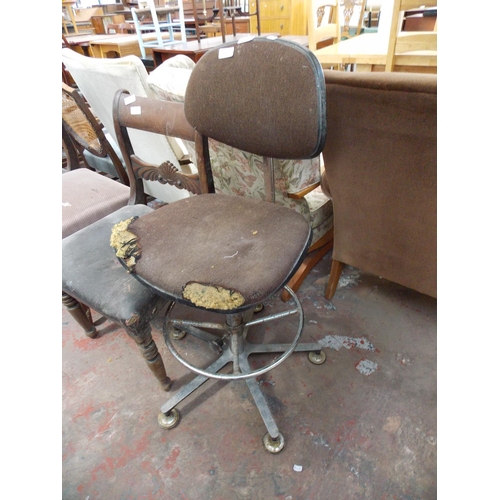 666 - A RETRO OFFICE SWIVEL CHAIR