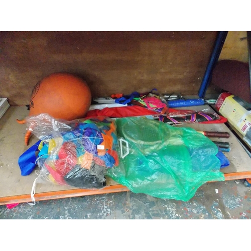 67 - A MIXED LOT TO INCLUDE VINTAGE SPACE HOPPER, TENNIS RACKETS, KITES ETC