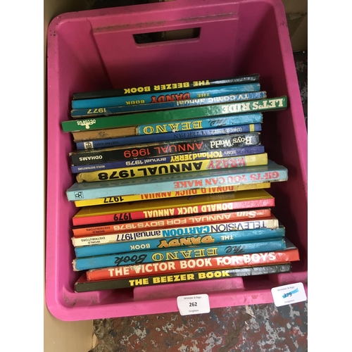 267 - A BOX CONTAINING A COLLECTION OF CHILDREN'S BEANO ANNUALS ETC