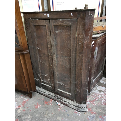 546 - AN EXTREMELY LARGE GEORGIAN OAK CORNER CABINET IN NEED OF TLC