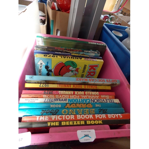 267 - A BOX CONTAINING A COLLECTION OF CHILDREN'S BEANO ANNUALS ETC