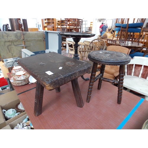 292 - THREE ITEMS TO INCLUDE A GOOD QUALITY PRIMITIVE OAK MILKING STOOL, AN EDWARDIAN TRIPOD TABLE AND A C... 