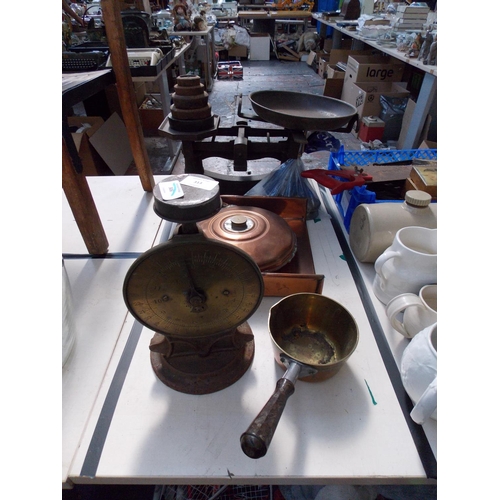 313 - FIVE ITEMS TO INCLUDE A LARGE SET OF CAST IRON KITCHEN SCALES, BRASS SALTERS SCALE, BRASS JAM PAN, C... 