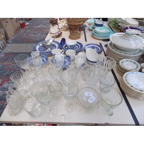 393 - A COLLECTION OF MIXED GLASSWARE AND BLUE WILLOW PLATES