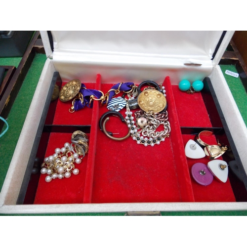 455 - A JEWELLERY BOX CONTAINING VINTAGE COSTUME JEWELLERY