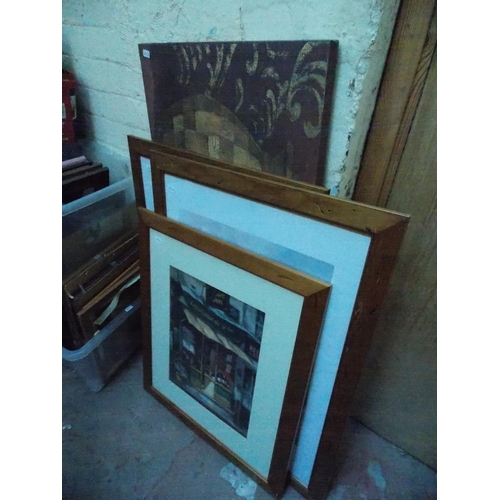 534 - FOUR ITEMS TO INCLUDE A PINE FRAMED PRINT OF A WINE SHOP, A PAIR OF FRAMED EUROPEAN PRINTS AND A MOD... 