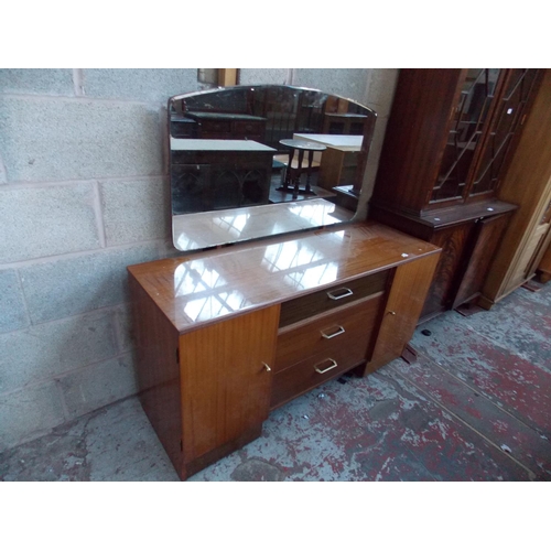 543 - TWO ITEMS TO INCLUDE A FLAMED MAHOGANY CABINET WITH UPPER GLAZED DOORS AND TWO LOWER DOORS AND AN AU... 