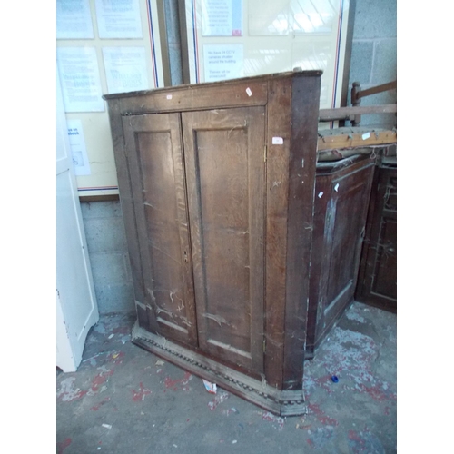 546 - AN EXTREMELY LARGE GEORGIAN OAK CORNER CABINET IN NEED OF TLC