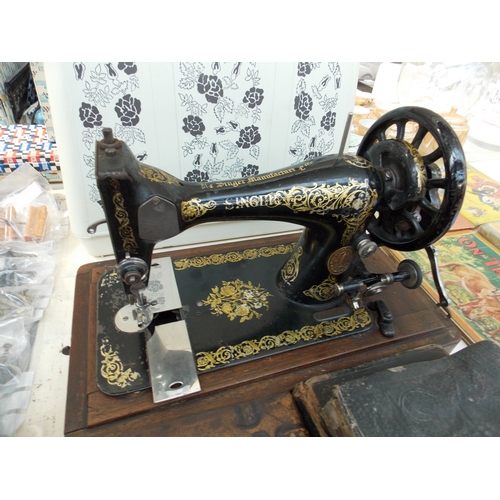 370 - TWO ITEMS TO INCLUDE A VINTAGE JONES PLASTIC CASED SEWING MACHINE AND A VINTAGE OAK CASED SINGER SEW... 