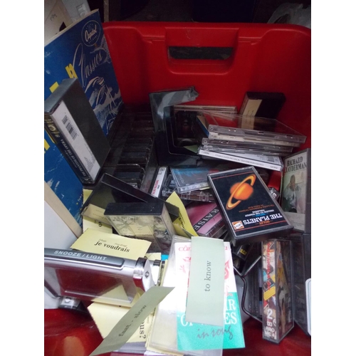 138 - A BOX CONTAINING VINTAGE CASSETTES, CLASSICAL CD'S, BROWN LEATHER HANDBAG ETC