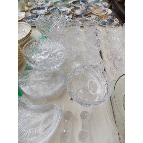 183 - A LARGE COLLECTION OF MIXED GLASSWARE TO INCLUDE BOWLS, CUT GLASS BASKET, DISHES ETC