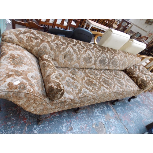 382 - A GREEN FLORAL UPHOLSTERED DOUBLE ENDED CHAISE LOUNGE