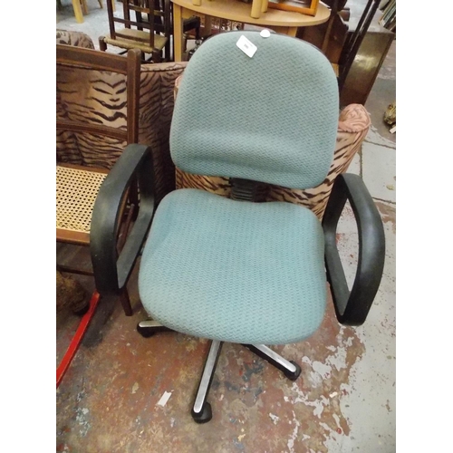 390 - A BLUE OFFICE SWIVEL CHAIR