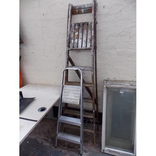 53 - TWO SETS OF STEP LADDERS TO INCLUDE A VINTAGE WOODEN SET AND AN ALUMINIUM SET