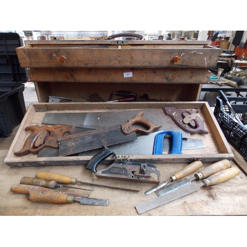 60 - A VINTAGE WOODEN JOINERS TOOL BOX CONTAINING GOOD QUALITY WOOD CHISELS AND FILES, STANLEY MITRE PLAN... 